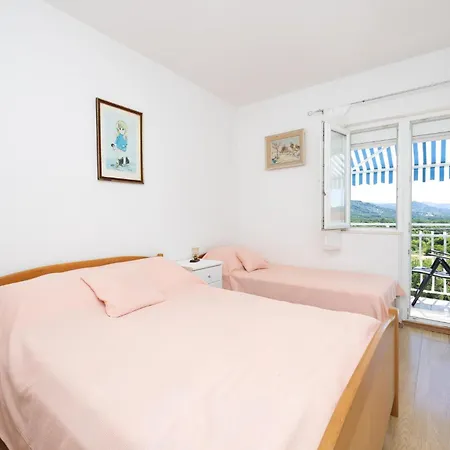 Appartement 2 Bedroom Amazing In Gustirna